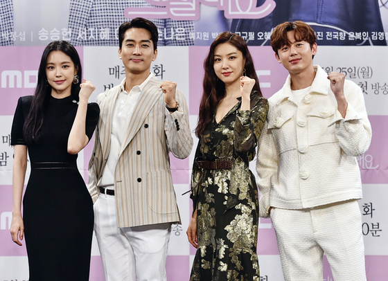 From left, actors Son Na-eun, Song Seung-heon, Seo Ji-hye and Lee Ji-hoon pose for the camera at an online press event for MBC drama series ’Dinner Mate.“ Adapted from the Daum webtoon with the same title, the story centers on the brimming romance between therapist Kim Hye-kyung (played by Song) and online content producer Woo Do-hee (played by Seo) as they become dinner mates. [ILGAN SPORTS] 