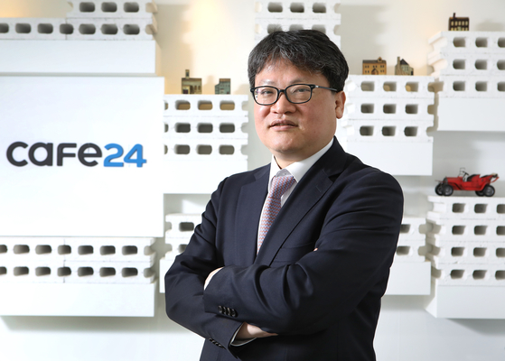 Cafe24 CEO Lee Jae-suk talks about the company's 20 years in online shopping during an interview with the Korea JoongAng Daily on April 22, at Cafe24's headquarters in Dongjak District, southern Seoul. [PARK SANG-MOON]