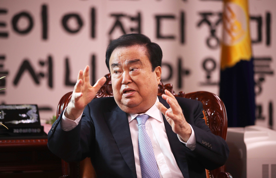 Moon Hee-sang, outgoing speaker of the National Assembly, conducts an interview with the JoongAng Ilbo on May 4 in his office. [OH JONG-TAEK]