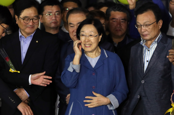 Former Prime Minister Han Myeong-sook, center, is released from Uijeongbu Prison of Gyeonggi on Aug. 23, 2017 after completing a two-year term. She was convicted in 2015 for receiving illegal political funds, but the ruling party claims she was wrongfully convicted and demanded a probe into the case. [YONHAP] 
