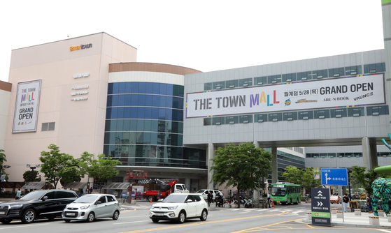 Emart’s redesigned Wolgye branch in Nowon District, northern Seoul, opens Thursday. The renewed store offers an expanded grocery section and new entertainment services. [EMART]