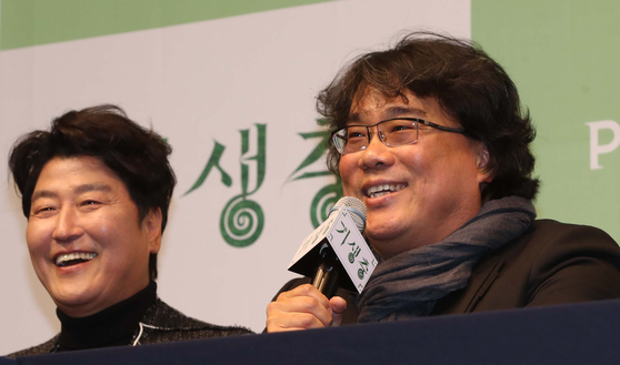 Actor Song Kang-ho and director Bong Joon-ho answer questions during a press event at the Westin Chosun Seoul Hotel, central Seoul, after "Parasite" won four Oscars at the 92nd Academy Awards. [JOONGANG ILBO] 