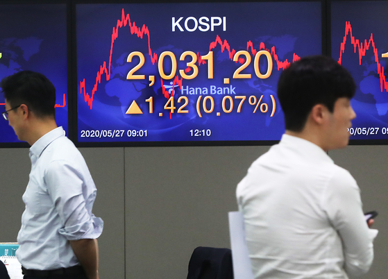 The final Kospi is displayed on the screen inside a dealing room at Hana Bank headquarters in Myeong-dong, central Seoul, Wednesday. The benchmark Kospi closed at 2,031.20 points up 1.42 from the previous trading session. [YONHAP]