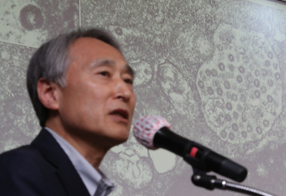 Oh Myoung-don, a chairman of the central clinical committee for emerging disease control, speaks at a press conference on April 29 at the National Medical Center in Jung District, central Seoul. [YONHAP]