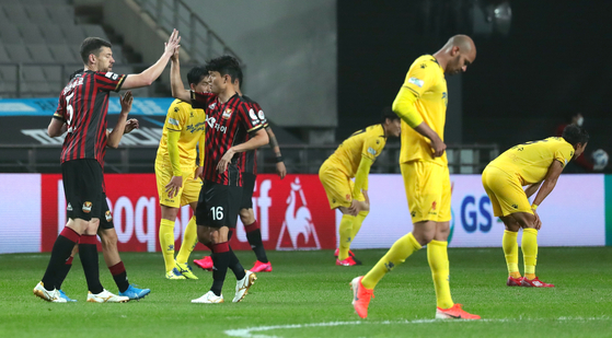 Gwangju FC players, in yellow, walk off the pitch after losing to FC Seoul 0-1 at Seoul World Cup Stadium on May 17. [YONHAP] 