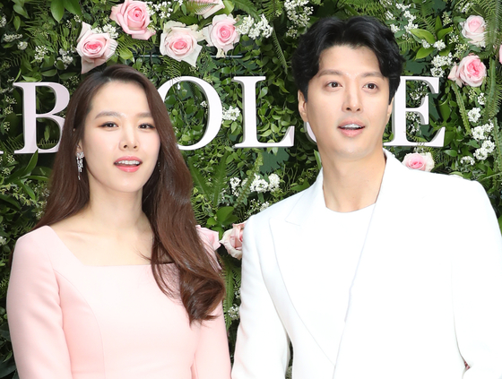 Celebrity couple Jo Yoon-hee, left, and Lee Dong-gun have officially split after being married for three years. [ILGAN SPORTS] 