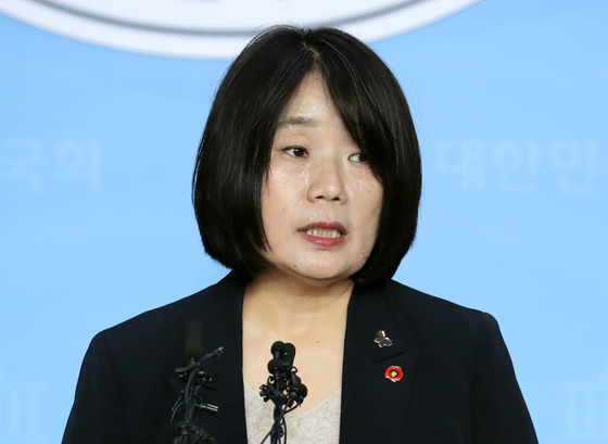 Democratic Party lawmaker-elect Yoon Mee-hyang holds a press conference at the National Assembly on Friday.  [YONHAP] 