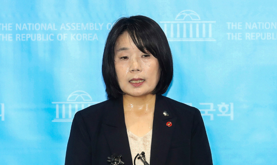 Rep. Yoon Mee-hyang, a lawmaker-elect of the ruling Democratic Party, answers questions from reporters about a number of allegations against her, including her potential misuse of donations for the Korean Council for Justice and Remembrance for the Issues of Military Sexual Slavery by Japan, a civic group headed by Yoon, last Friday at the National Assembly. [YONHAP]