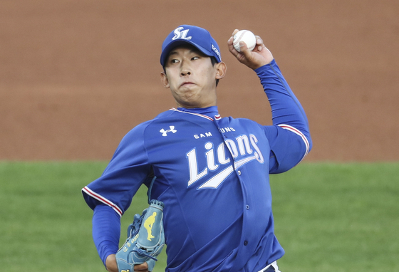 Samsung Lions rookie pitcher Heo Yun-dong throws a pitch during a game against the Lotte Giants at Sajik Baseball Stadium in Busan on May 28. [YONHAP]