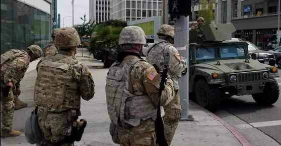 The National Guard patrols Koreatown in Los Angeles on Monday to prevent any looting and plundering of Korean-run stores amid violent protests against the brutal murder of George Floyd in the United States. [YONHAP]