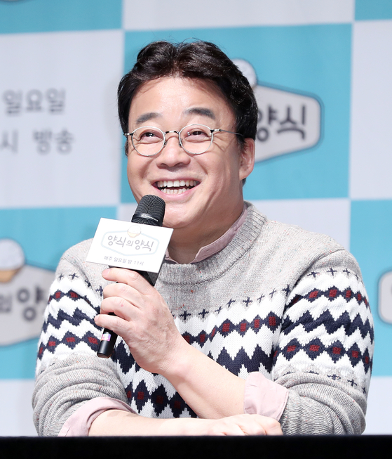 Food entrepreneur and chef Baek Jong-won speaking at a press event for the JTBC variety show "Manners of Taste" in November 2019. [NEWS1] 