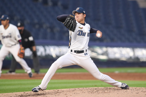 Koo Chang-mo of the NC Dinos throws a pitch during a game against the Kiwoom Heroes at Changwon NC Park in Changwon on May 26. [NEWS1] 