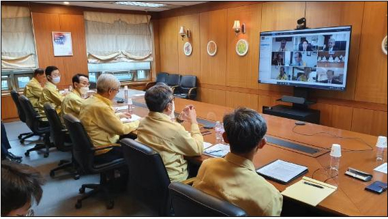 Second Vice Foreign Minister Lee Tae-ho, third from right, and other officials hold a videoconference at the Foreign Ministry in central Seoul on Tuesday with heads of eight Korean missions in the United States to discuss preventing damages to Korean-run businesses amid nationwide protests. [FOREIGN MINISTRY]