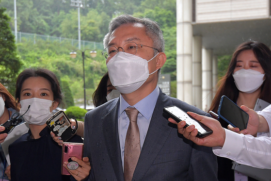 Chairman Choe Kang-wook of the Openminjoo Party, center, leaves the Seoul Central District Court after his trial on Tuesday. Choe was charged with helping former Justice Minister Cho Kuk's son apply to law schools by issuing fake internship certificates.  [YONHAP] 