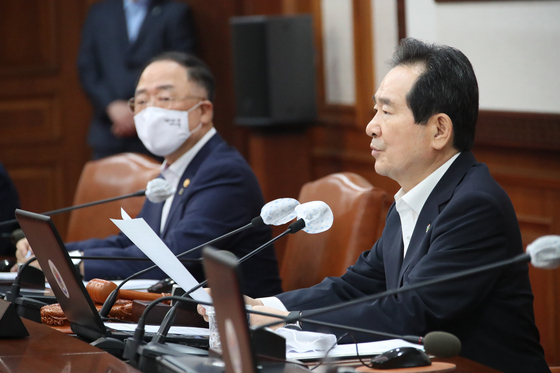 Finance Minister Hong Nam-ki, left, and Prime Minister Chung Sye-kyun in a cabinet meeting in central Seoul on Wednesday where the government announced on the size of the third supplementary budget for this year. [YONHAP] 