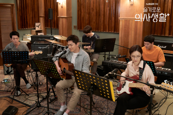 A scene from tvN drama series "Hospital Playlist." [TVN]