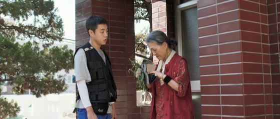 Han-gyeol (played by actor Jeon Bong-seok) sometimes run errands for the old lady, who lives alone without a family. [JIFF] 