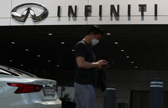A pedestrian walks by a Nissan customers service center in Seongdong District, eastern Seoul, on May 28. [YONHAP]