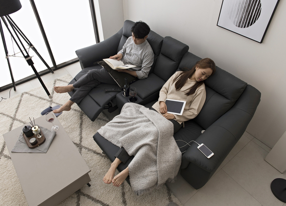 A popular recliner sofa. [HYUNDAI LIVART]