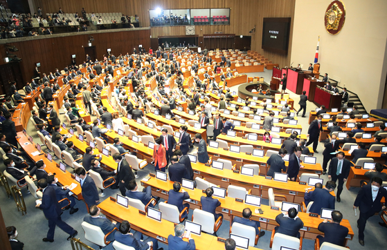 United Future Party lawmakers walk out of a National Assembly session on Friday to protest the ruling Democratic Party's operation of the legislature. [YONHAP] 
