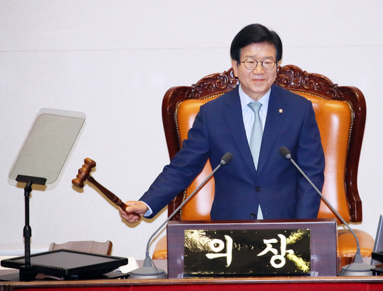 National Assembly Speaker Park Byeong-seug bangs the gravel Friday.  [YONHAP] 