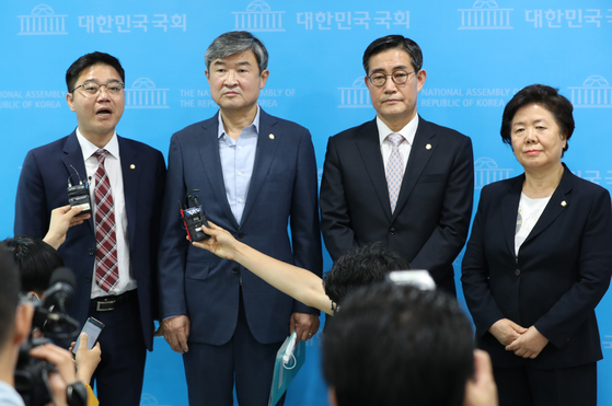 South Korean opposition lawmakers of the conservative United Future Party hold a press conference Friday to criticize the government's decision to draft a bill banning the distribution of propaganda leaflets toward the North. [YONHAP]