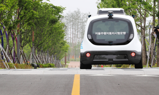 An autonomous vehicle test runs at a park in Sejong on May 25. [YONHAP]