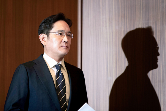 Samsung Electronics Vice President Lee Jae-yong makes a public apology over controversies related to his succession on June 6 at the Samsung building in Seocho District, southern Seoul. [JOONGANG ILBO]