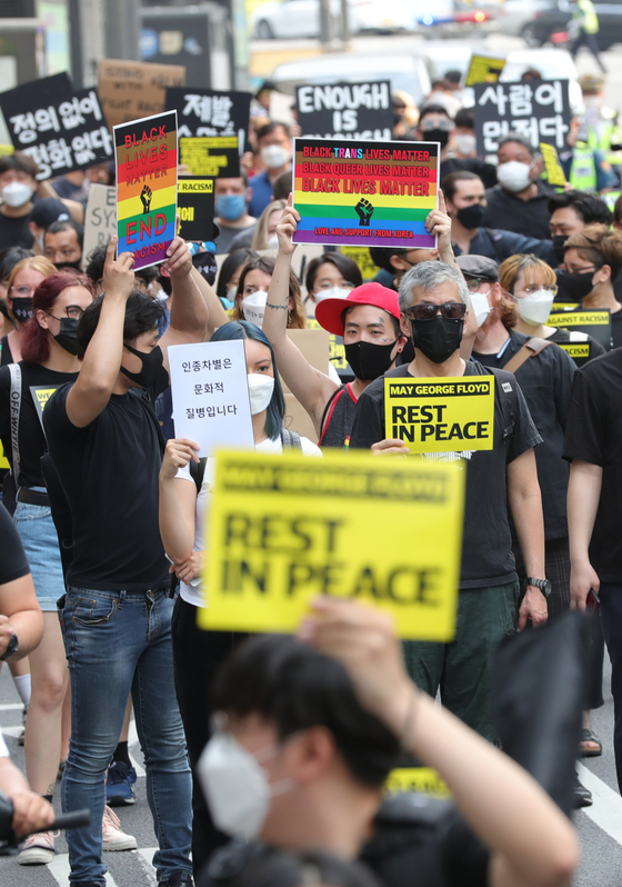 A group of activists hold a rally in Myeongdong, central Seoul, on Saturday to voice their support for the anti-racism movement in the United States that flared up after George Floyd died in police custody.  [YONHAP]