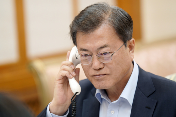 President Moon Jae-in talks with U.S. President Donald Trump on June 1 over his invitation to a G7 meeting in the U.S. in September. [AP/YONHAP]