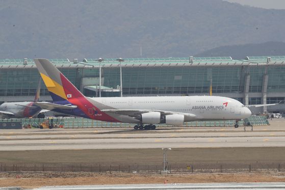 An Asiana plane grounded at Incheon International Airport on April 29. [YONHAP]