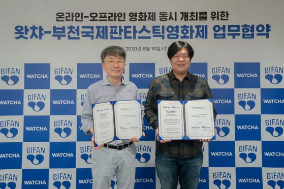 Shin Chul, festival director of Bucheon International Fantastic Film Festival, left, and Watcha CEO Park Tae-hoon signed a contract to collaborate together to host both online and offline film events on Wednesday. 
