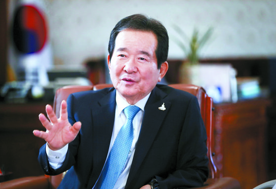 Chung Sye-kyun, prime minister of Korea, is interviewed by the JoongAng Ilbo on May 29. [OH JONG-TAEK]
