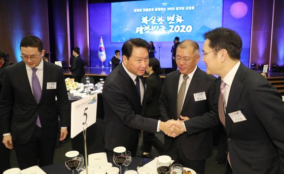 From left: LG Group Chairman Koo Kwang-mo, SK Group Chairman Chey Tae-won, Hyundai Motors Executive Vice Chairman Euisun Chung and Samsung Group Vice Chairman Lee Jae-yong. [YONHAP] 