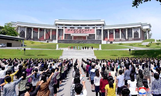 Members of the North’s Socialist Women's Union of Korea on Tuesday partake in a rally denouncing South Korean activists' dispatch of propaganda leaflets across the border into the North. [YONHAP]