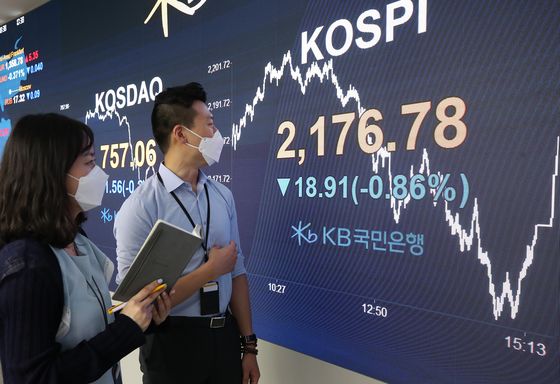 Employees look at the screen in the dealing room of KB Kookmin Bank, in the financial district of Yeouido, western Seoul, Thursday. [YONHAP]