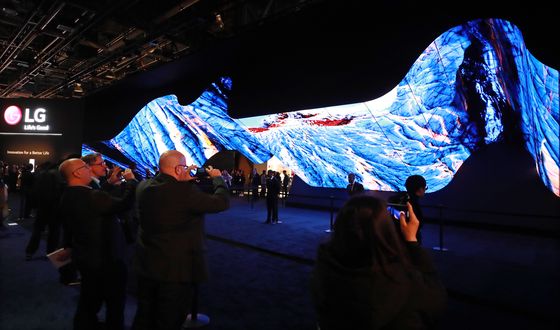 A large rollable OLED screen is displayed by LG Electronics at CES 2020 in Las Vegas. [YONHAP]