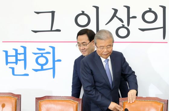 Kim Chong-in, chairman of the emergency committee of the main opposition United Future Party, said the time has come to consider basic income. [OH JONG-TAEK]