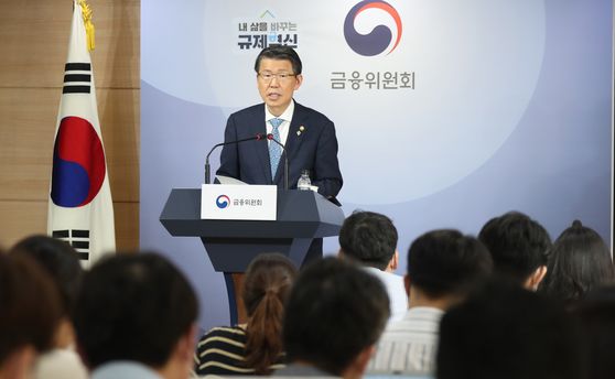 Financial Services Commission Chairman Eun Sung-soo answering questions at a press briefing on Thursday at its headquarters in Seoul. [YONHAP]
