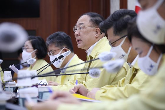 Finance Minister Hong Nam-ki, third from left, speaks during the government meeting held in Seoul on Thursday. [YONHAP]