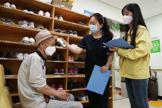 Seongdong District Office officials check a community daycare center for the elderly on Friday, as welfare facilities and care homes are especially vulnerable to cluster infections.  [YONHAP] 