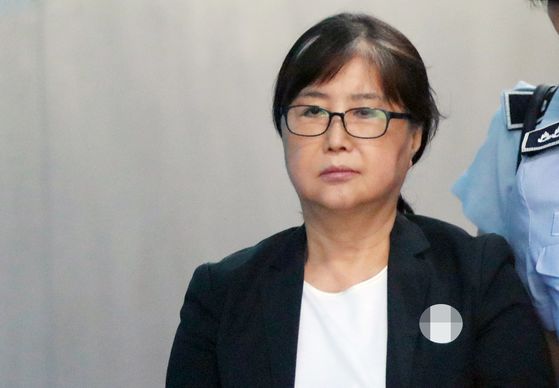 In this file photo, Choi Soon-sil enters the Seoul Central District Court on Aug. 24, 2018, to attend her trial. [YONHAP] 