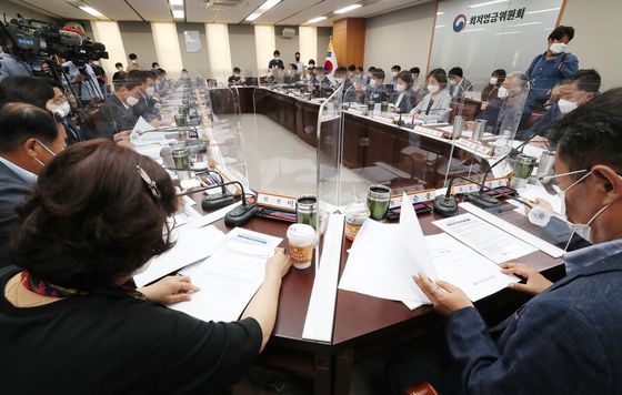Participants attend a meeting of the Minimum Wage Commission in the administrative office in Sejong Thursday to decide next year's minimum wage. [YONHAP]