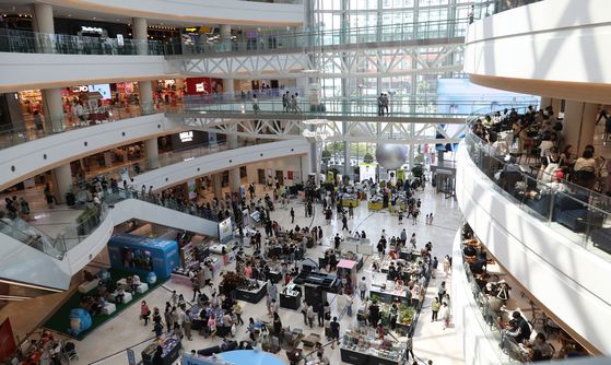 Customers crowd into a shopping mall in Seoul on Sunday to avoid the rising humidity and heat. People increasingly escaping into shopping malls is raising concerns as the number of confirmed coronavirus cases continues to grow by double digits. Lotte World in southern Seoul was forced to close after a visit from a high school senior who thought she was infected. She ultimately tested negative. [YONHAP]