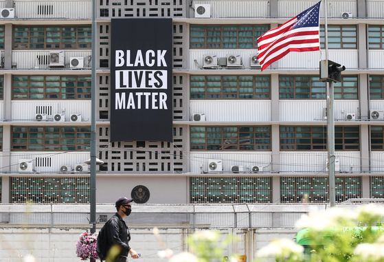 A banner supporting the Black Lives Matter movement and the fight against racial injustice and police brutality hangs from the U.S. Embassy in central Seoul Sunday. The U.S. Embassy tweeted Saturday that it ’stands in solidarity with fellow Americans grieving and peacefully protesting to demand positive change." The Black Lives Matter movement has exploded in the United States after George Floyd, a 46-year-old African-American man, was killed by a Minneapolis police officer on May 25. [YONHAP]