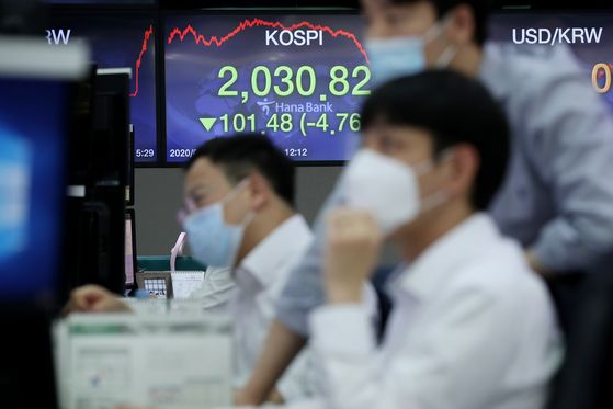 Employees sit in front of a screen showing the Kospi close in the trading room of Hana Bank in Jung-district, central Seoul, Monday. [YONHAP]