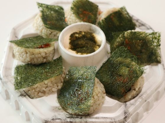CU has launched the most expensive Wando abalone gamtae gimbap in the 30-year history of convenience stores. [CU] 