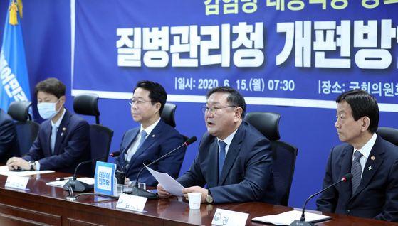 Senior members of the ruling Democratic Party (DP), administration and Blue House attend a meeting Monday morning at the National Assembly to finalize a plan to upgrade the Korea Centers for Disease Control and Prevention to an independent office. From left, Interior Minister Chin Young; DP floor leader Rep. Kim Tae-nyeon; DP chief policymaker Rep. Cho Jeong-sik and Vice Minister of Health and Welfare Kim Gang-lip.  [YONHAP] 