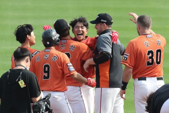 The Hanwha Eagles celebrate after picking up a win against the Doosan Bears on Sunday. With a win, the Eagles finally ended their 18-game record-tying losing streak. [YONHAP]