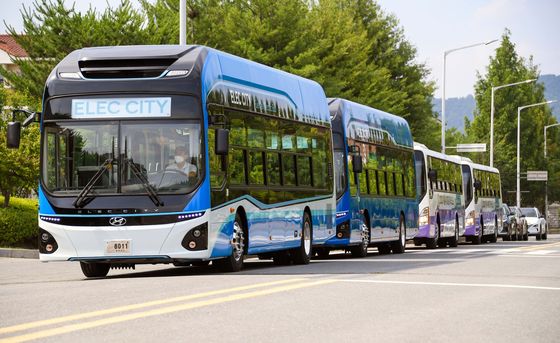 Hyundai Motor's hydrogen-powered buses are demonstrated on Tuesday. [HYUNDAI MOTOR]